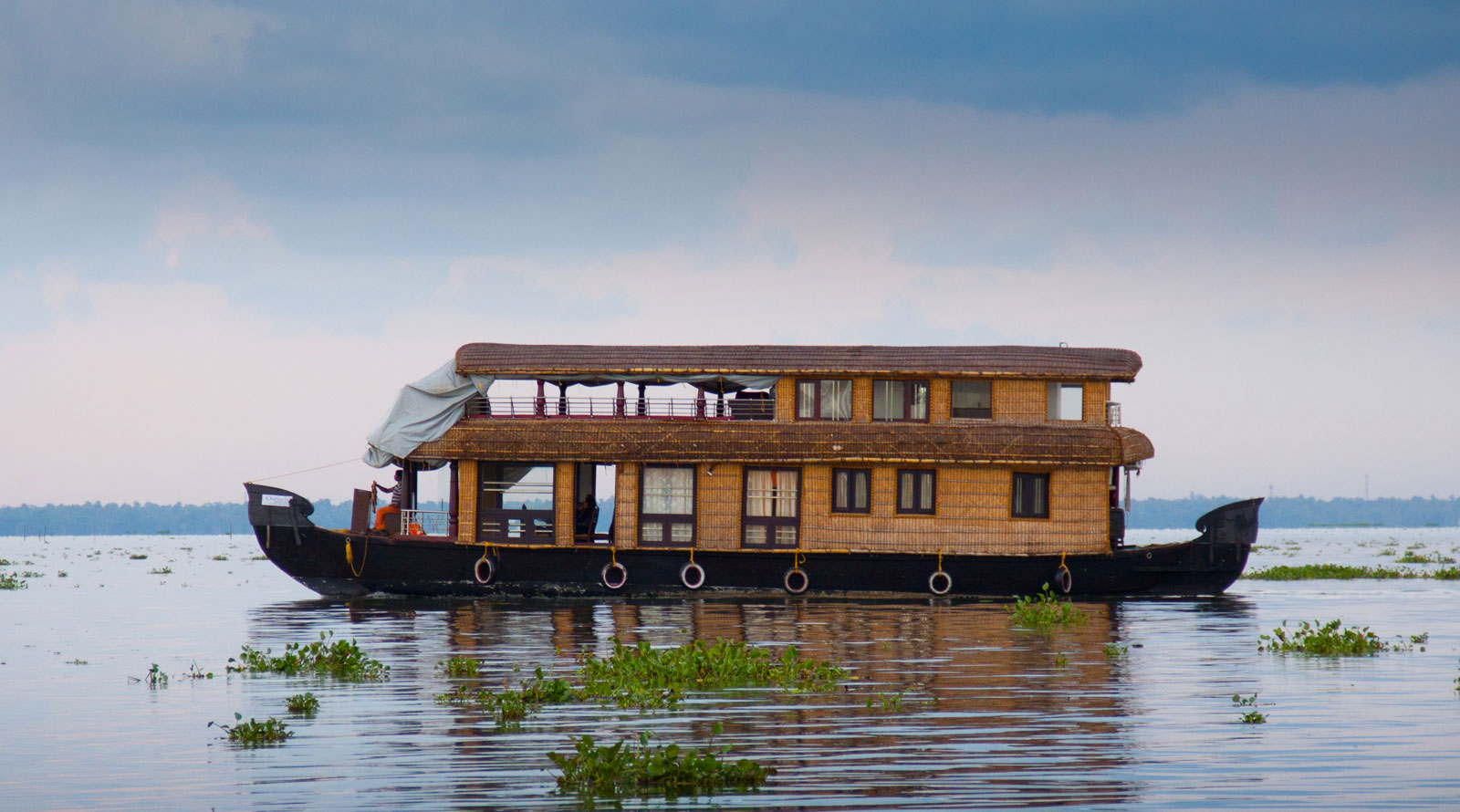houseboats in kumarakom