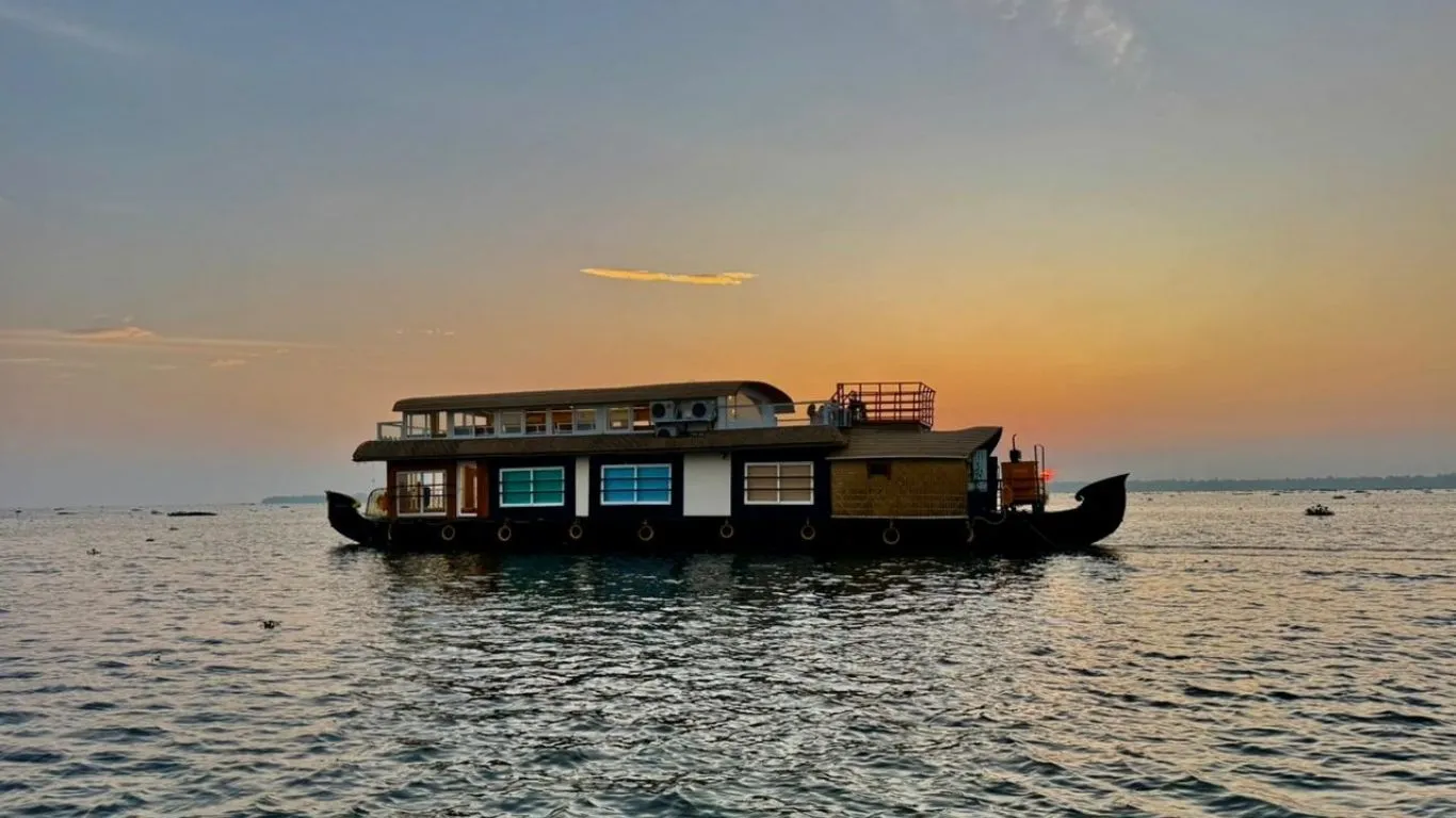 How to Choose the Best Houseboat Services in Kerala: A Complete Guide